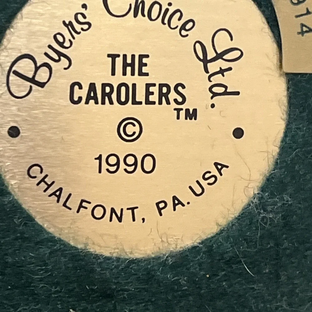 1990 BYERS CHOICE CHRISTMAS CAROLER Black Hair Man Holding Basket With Gifts